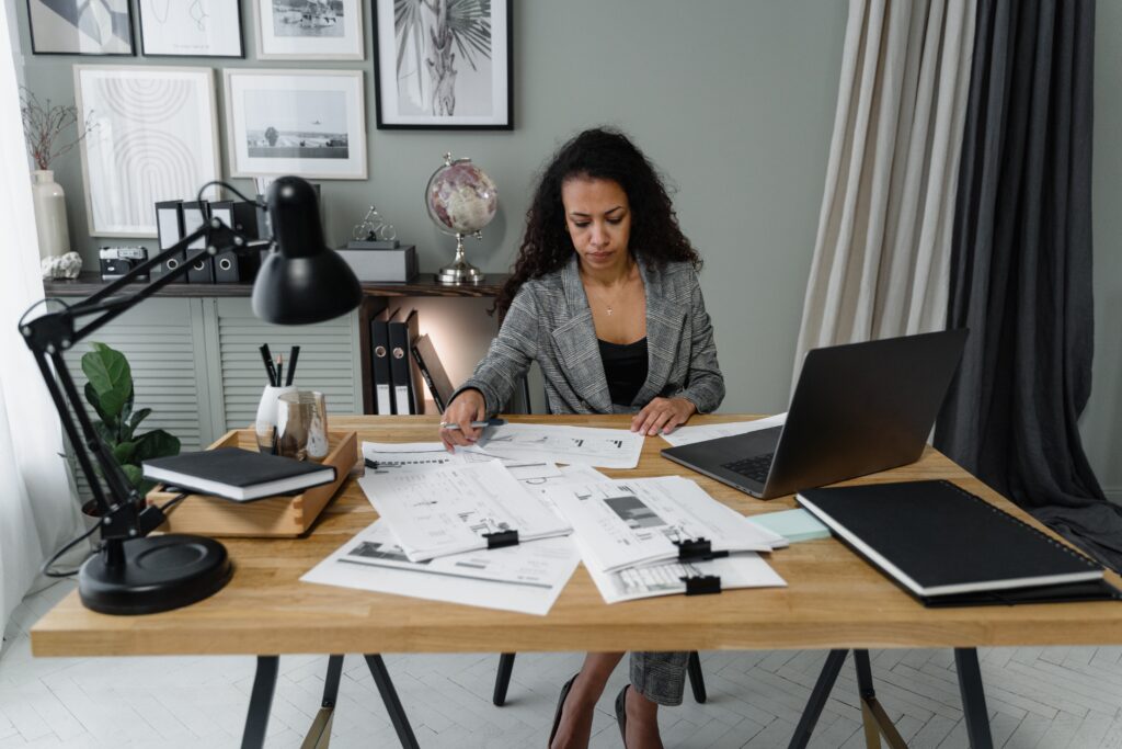 business efficiency: woman entrepreneur 