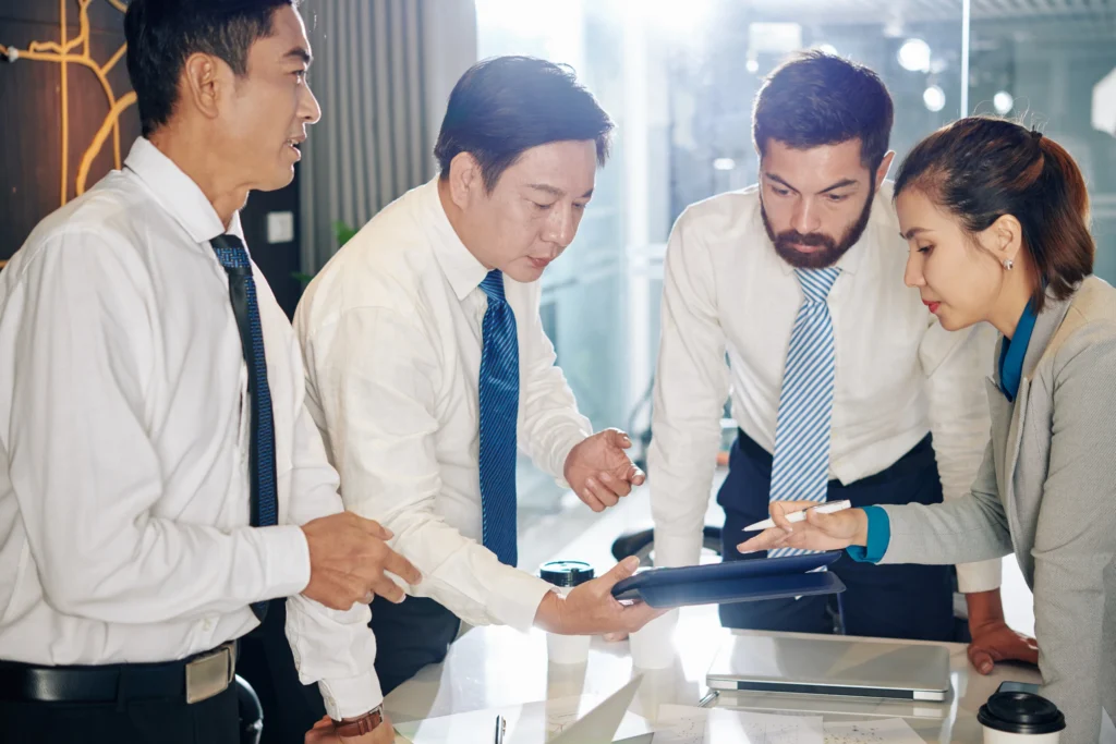 A planning meeting with an expert in attendance for advice on relocating your startup