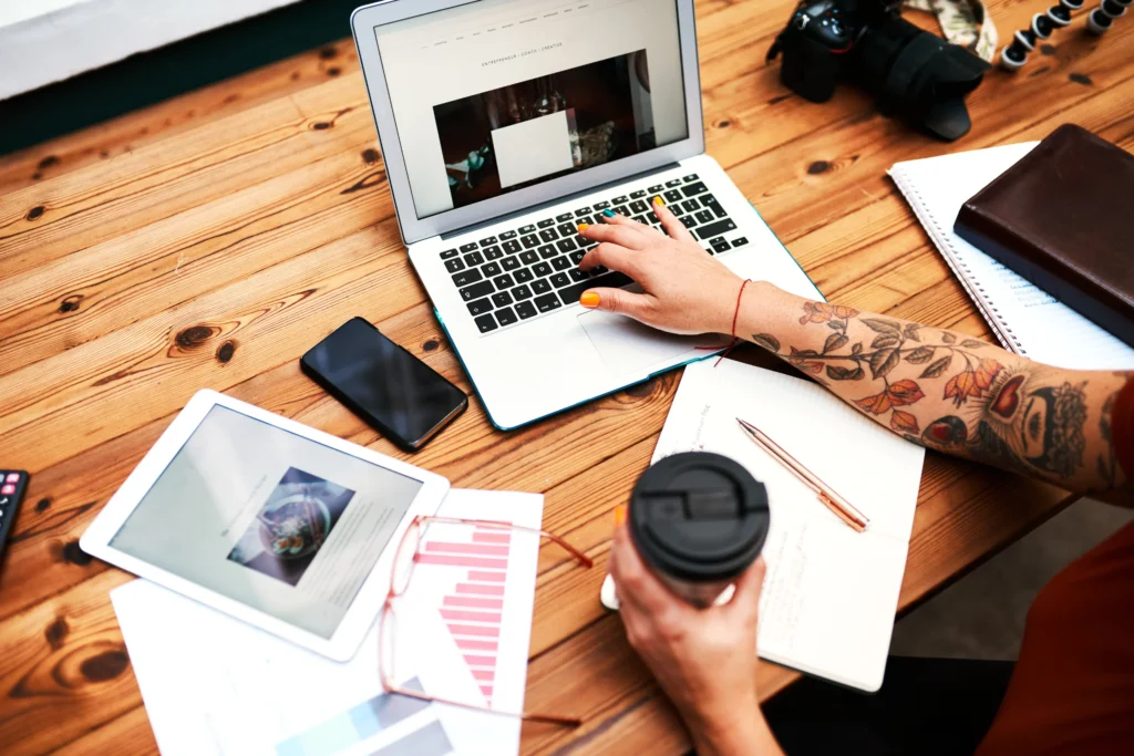 typing on laptop local seo